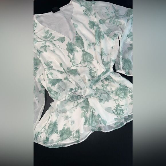 City Chic Women's Rosie Floral Sheer Sleeve Blouse Plus Size M18 EUC Feminine - Picture 2 of 10
